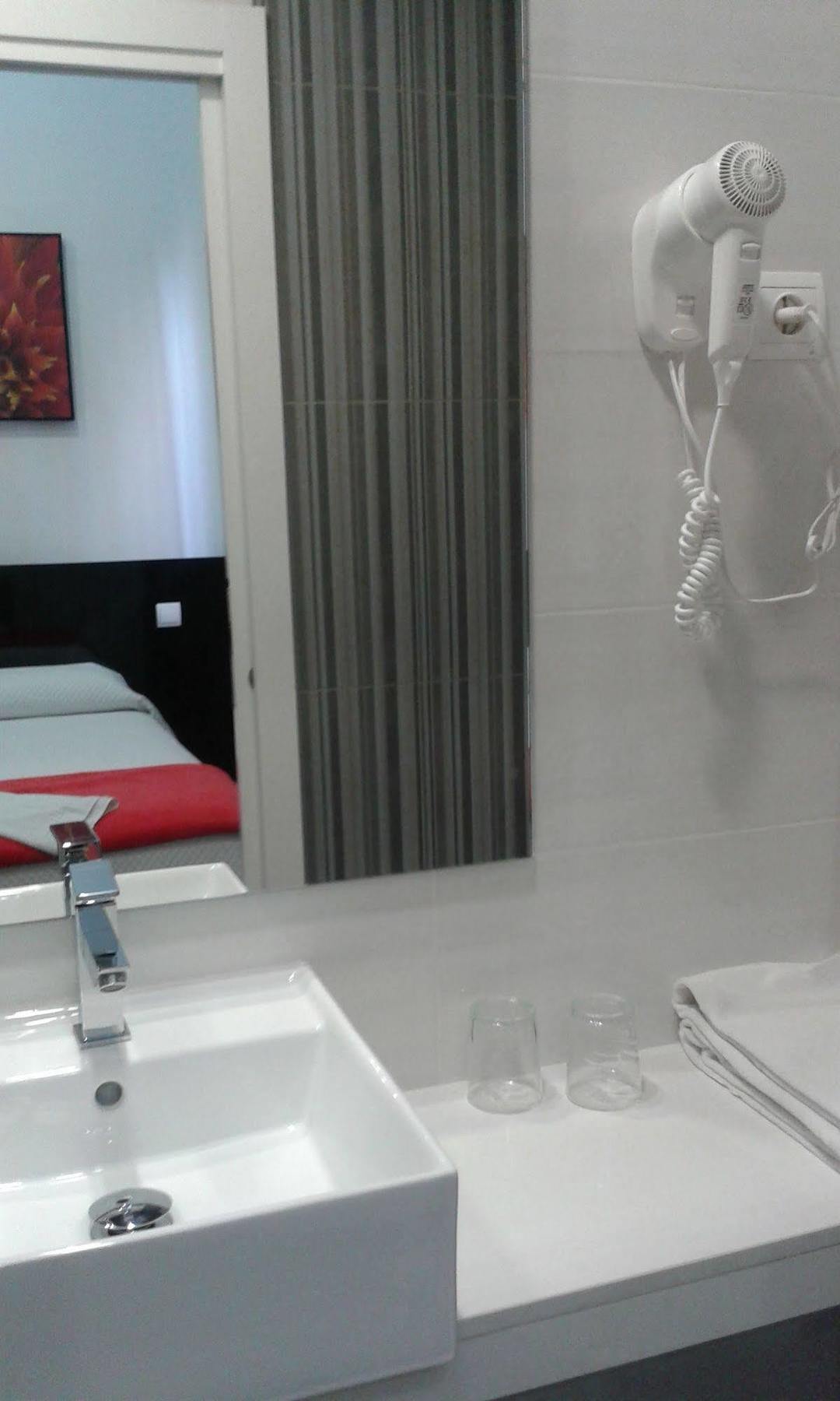 Hostal Buenos Aires Мадрид Екстериор снимка