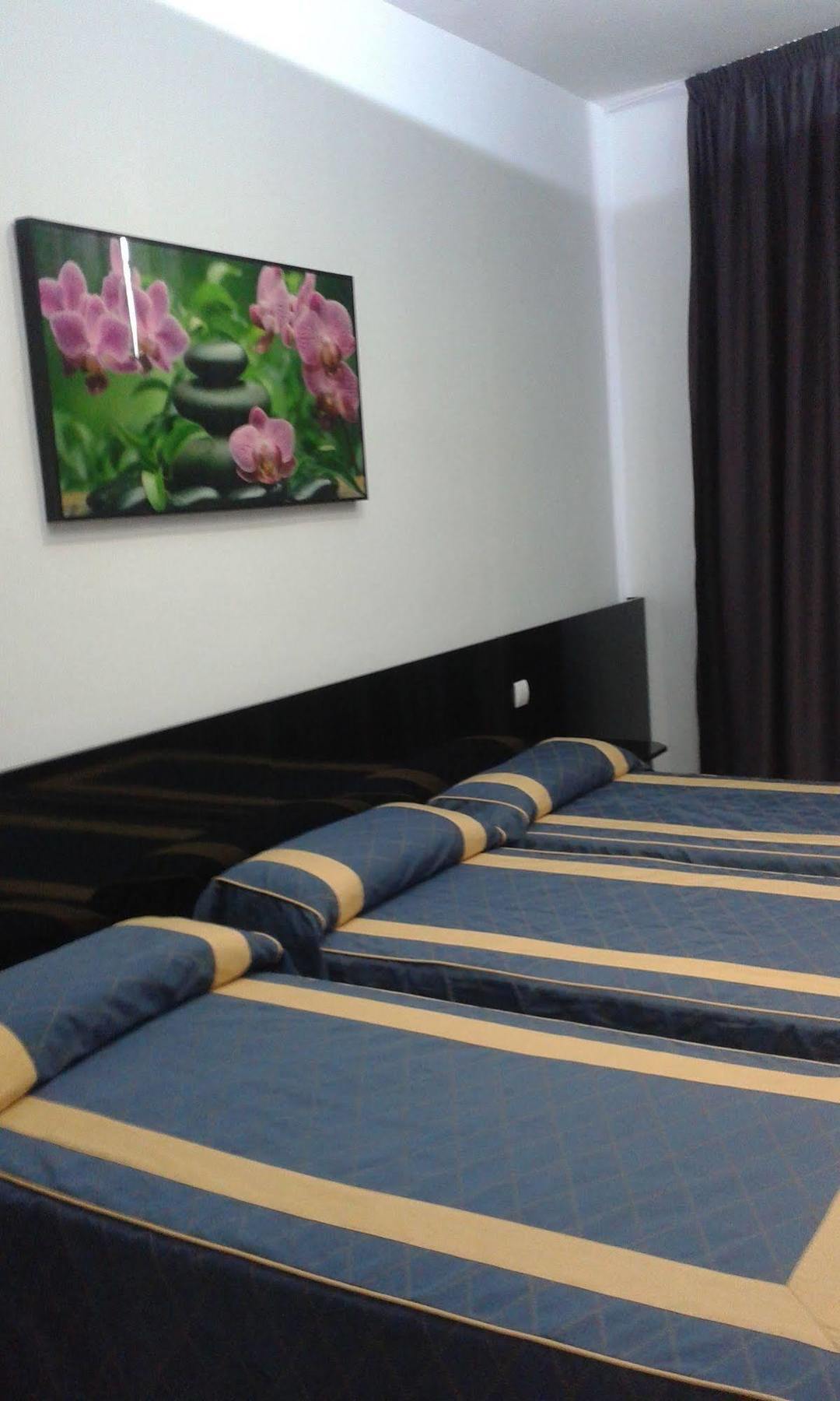 Hostal Buenos Aires Мадрид Екстериор снимка